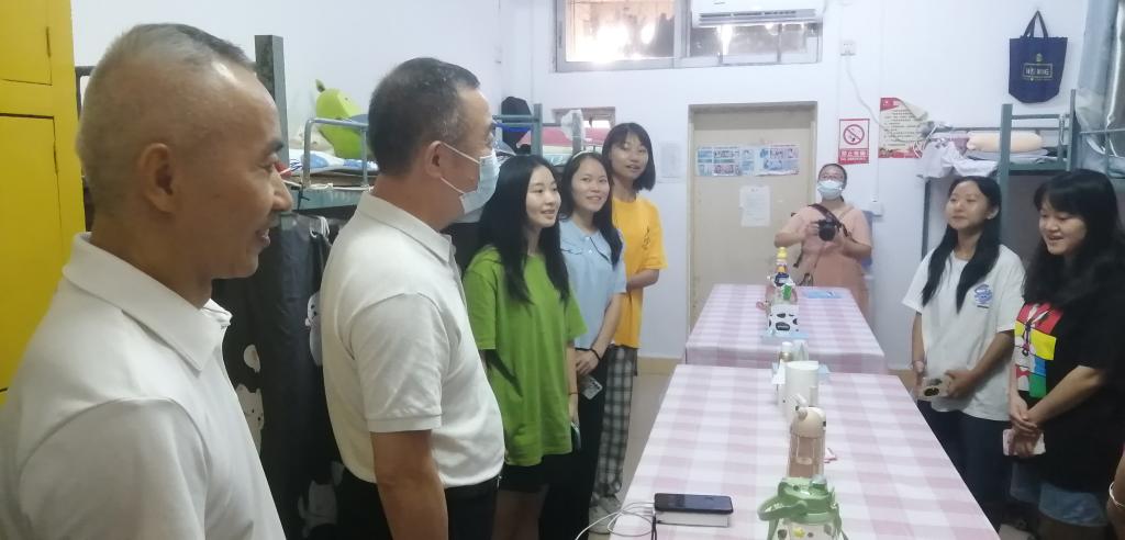 吴郭泉董事长(左二)深入东校区员工宿舍看望新生
