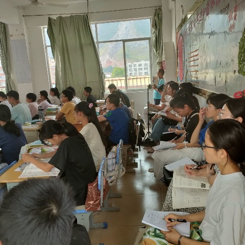 实习生听课中