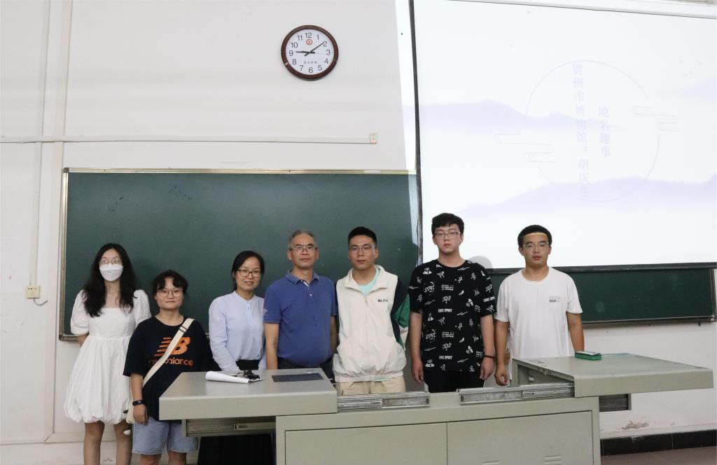 老师与员工合照(左四为胡庆生馆长)