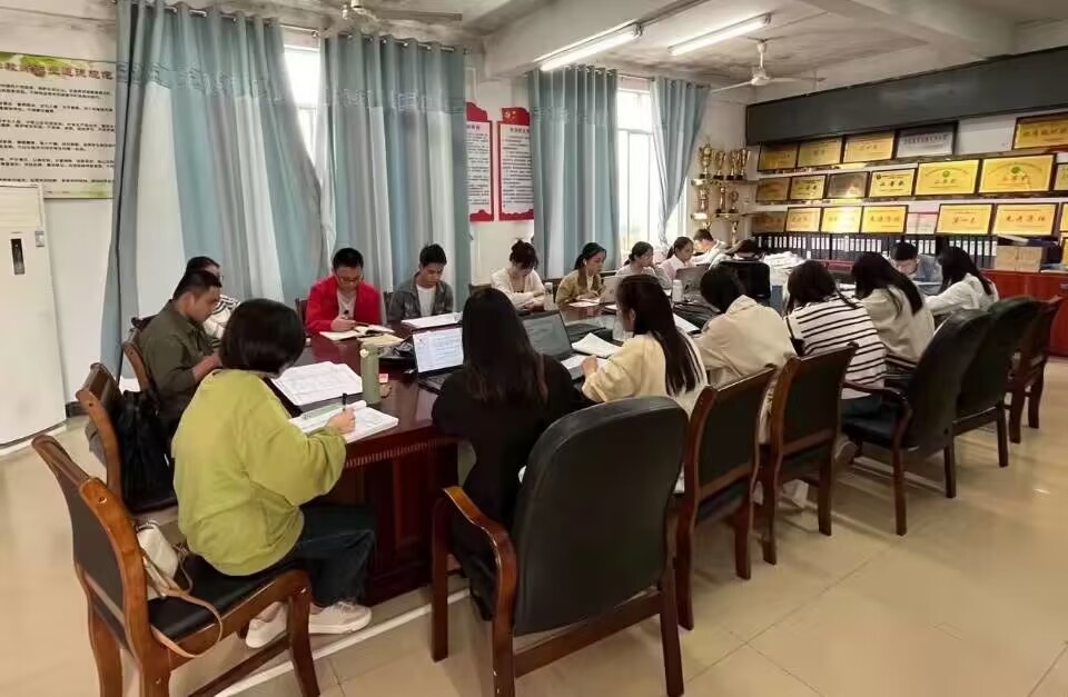 图为19汉本2班实习生在沙田一中小会议室集体备课