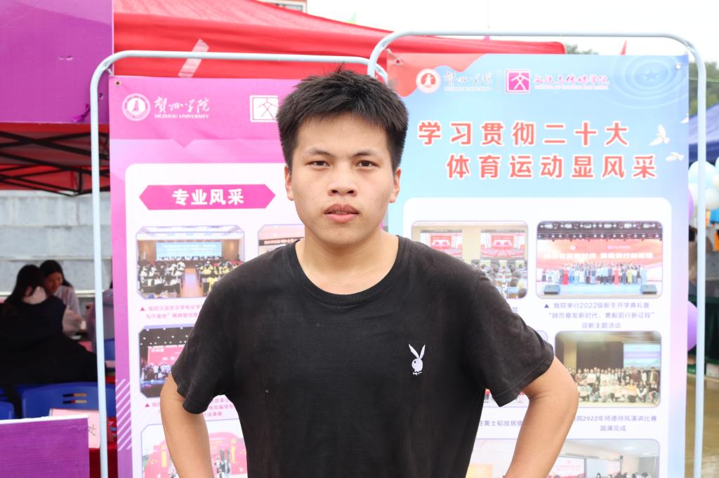 图为比赛结束后的韦兴同学