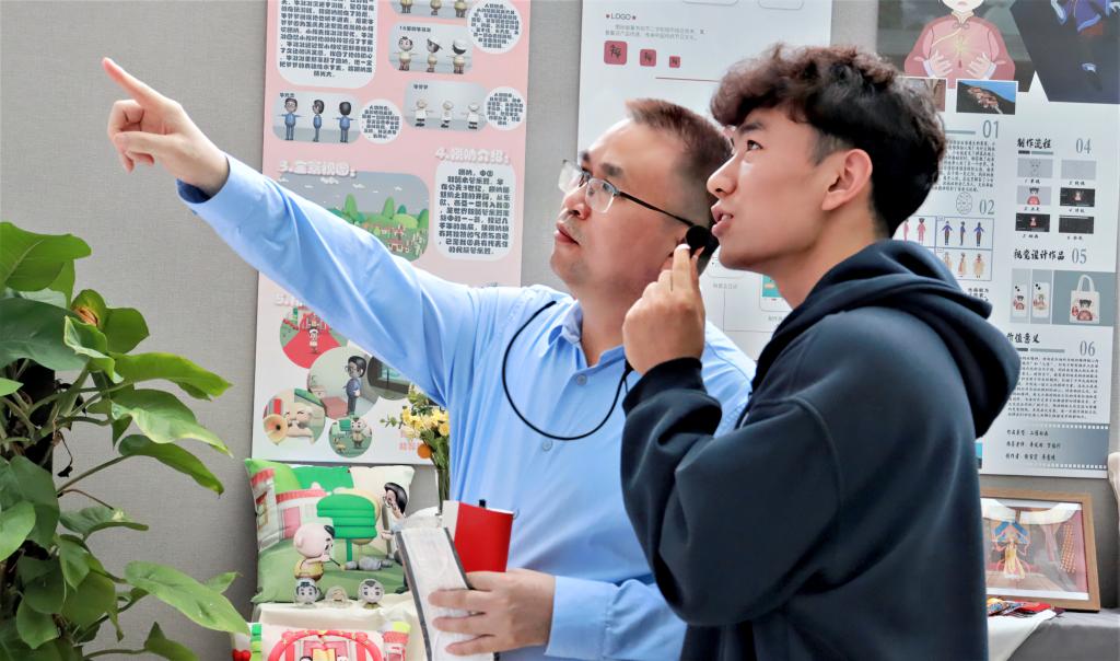 朱其现副董事长(左一)和同学交流