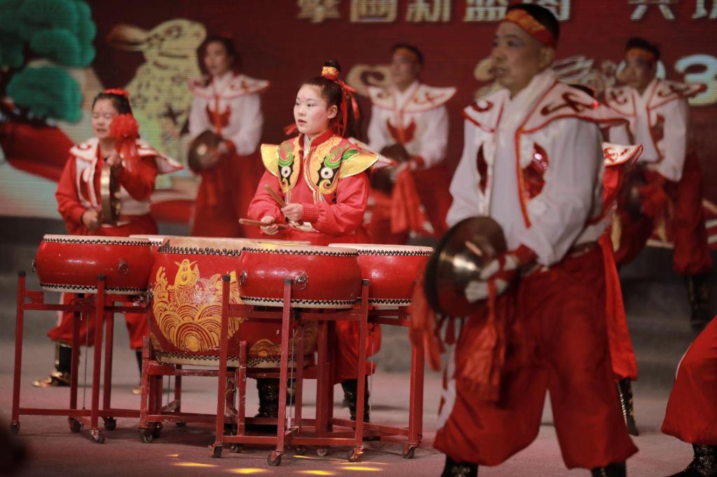 图为支部同志家乡新年汇演