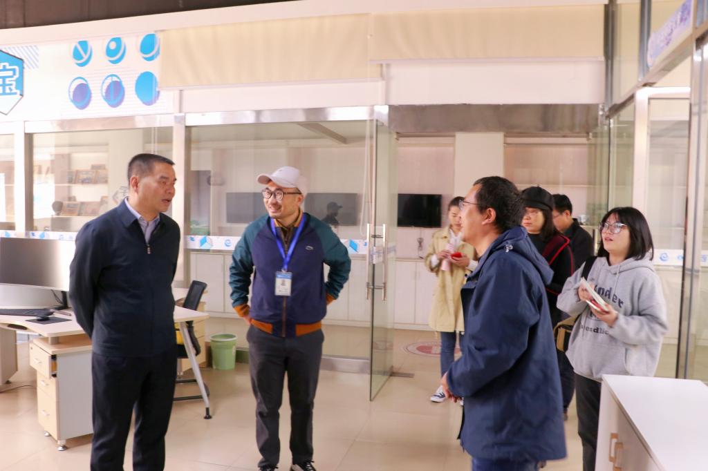 图为欧解新书记(左一)同融媒体学院师生交流