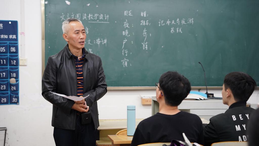图为付煜经理(左一)在授课