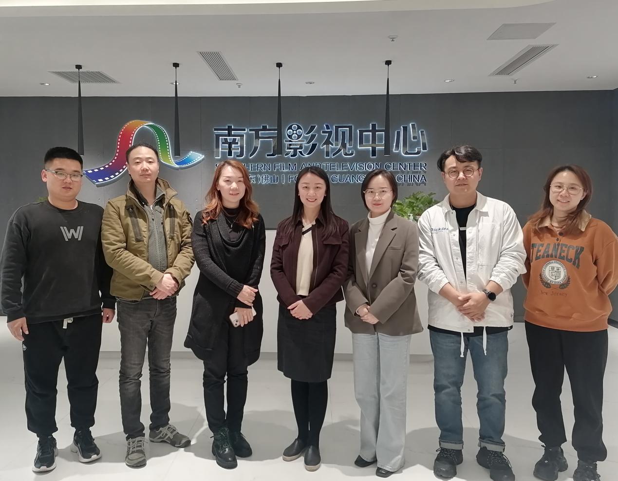 图为文传一行到南方影视中心