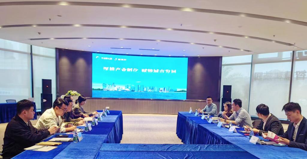 图为文传一行到广州大学城智慧谷座谈
