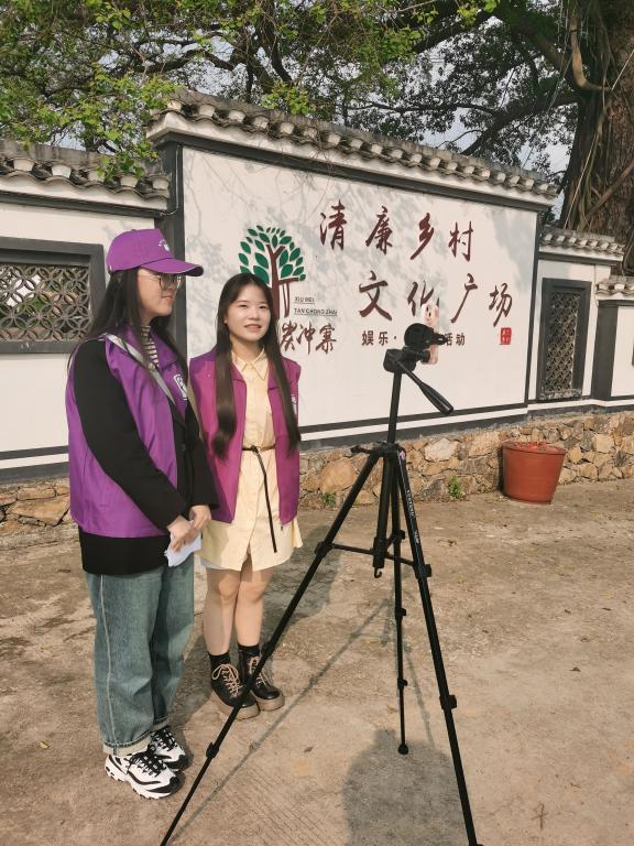 图为卓越班员工在炭冲村进行直播实践
