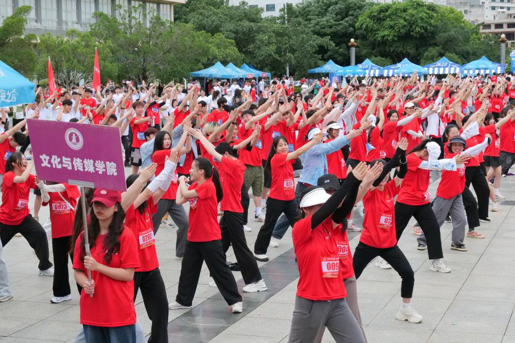 图为文传学子进行马拉松前热身活动