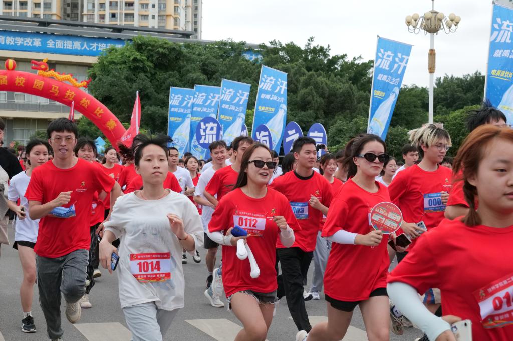 图为奔跑中的文传健儿