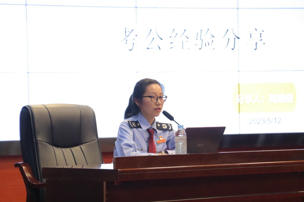 图为周麟倍在分享