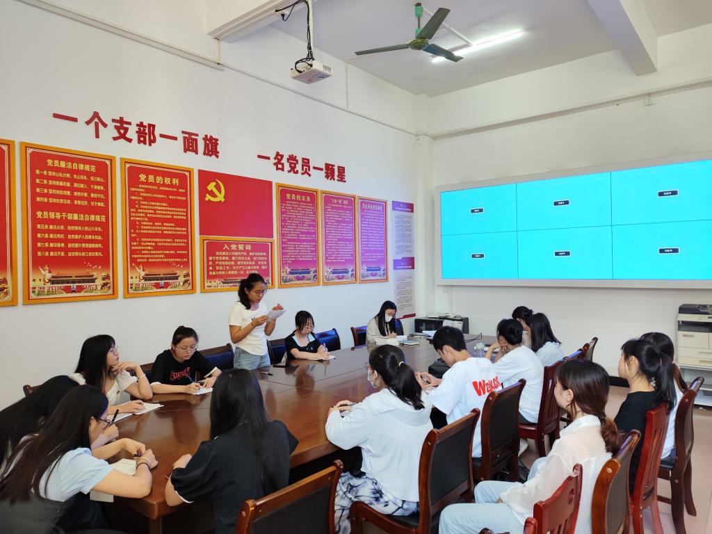 图为黄婉华同志做主题阅读分享