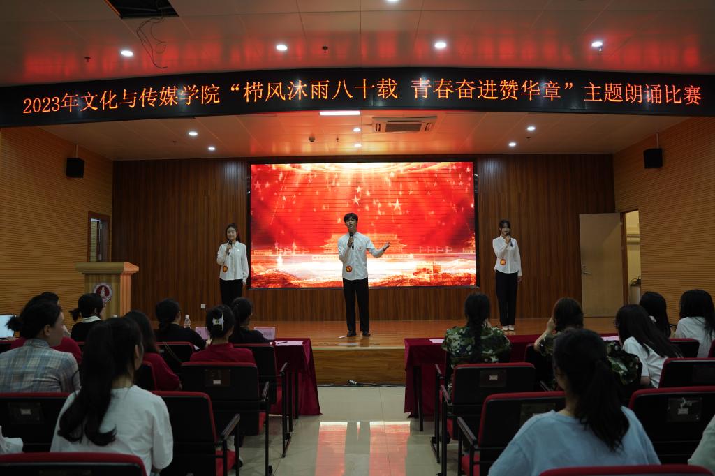 图为参赛选手朗诵
