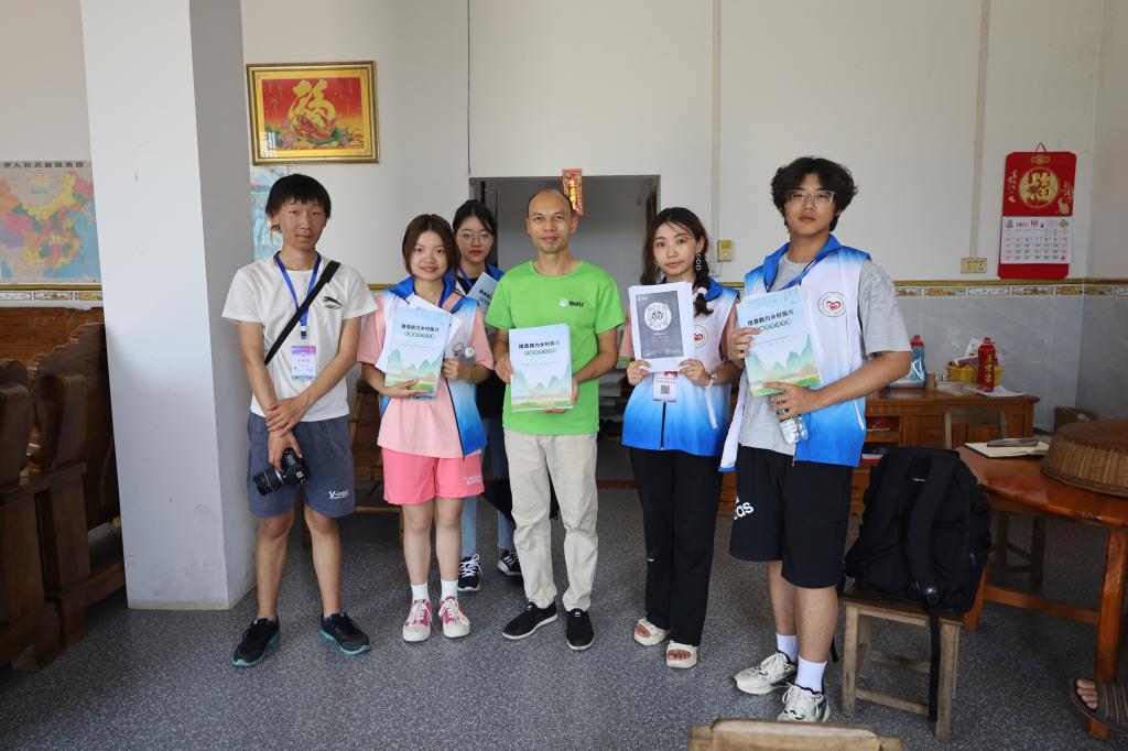 推普小组发放学习手册