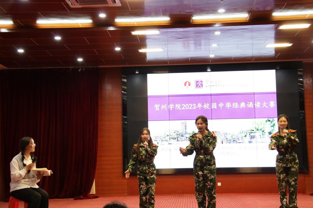 图为参赛选手诵读现场
