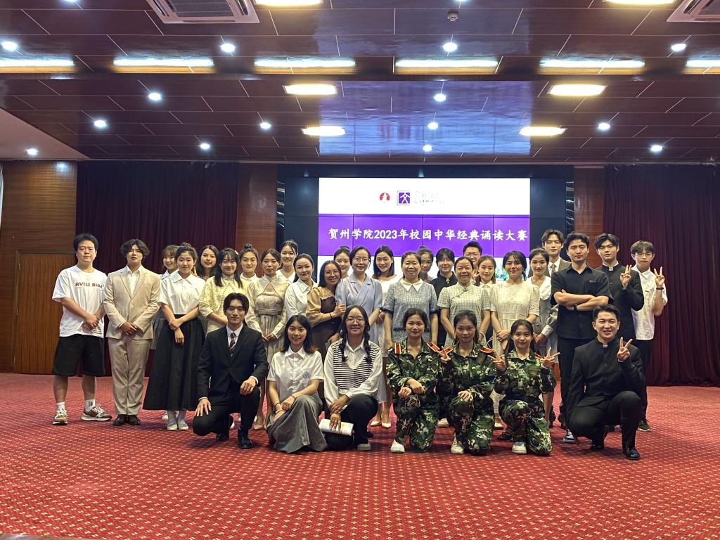 图为评委老师和比赛选手合影
