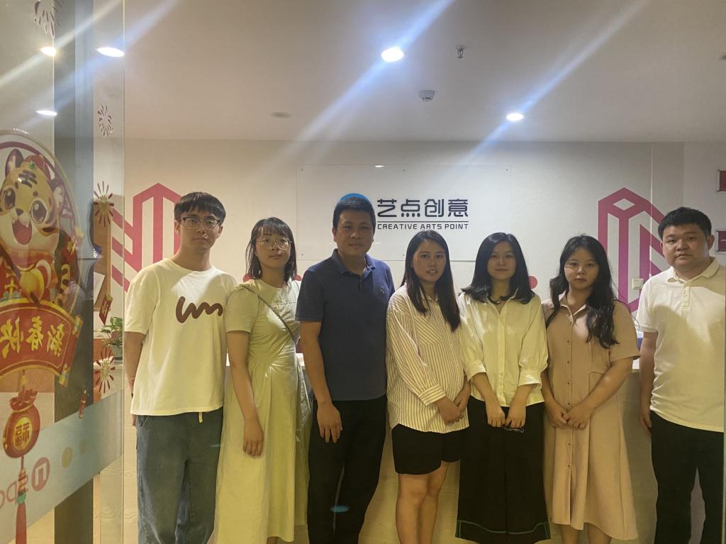 图为文传一行开展企业座谈会