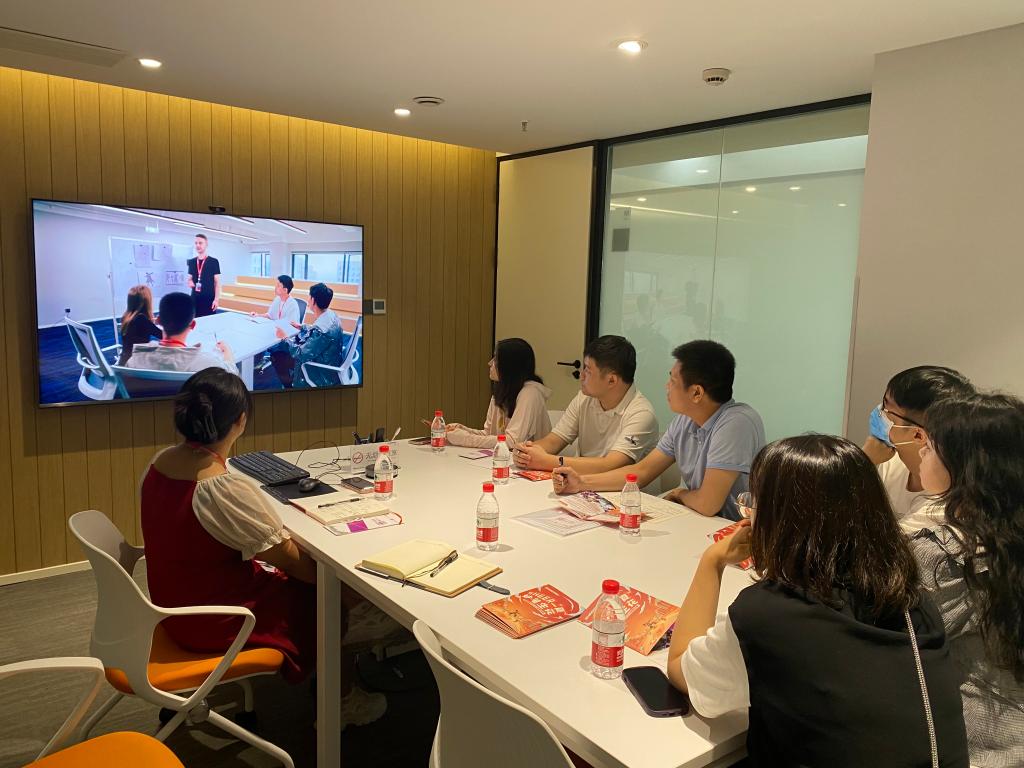 图为文传一行到成都夏尔天逸科技有限公司座谈