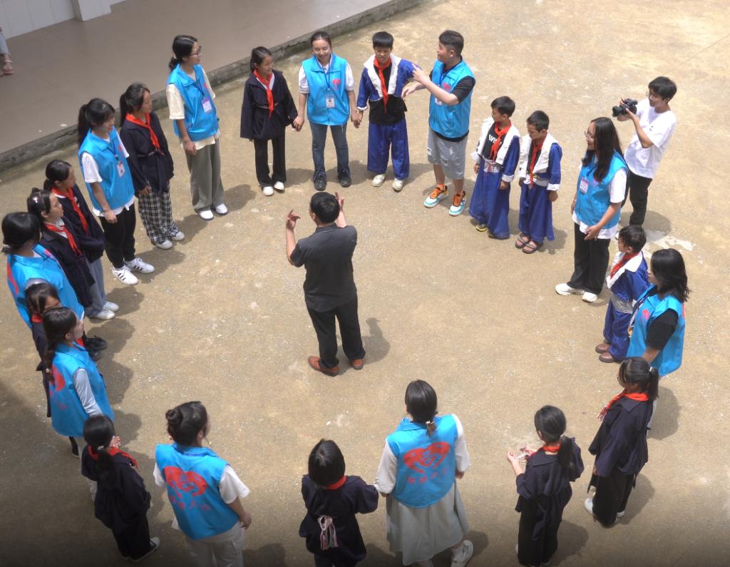 大学与小员工生手拉手,共唱土瑶民歌