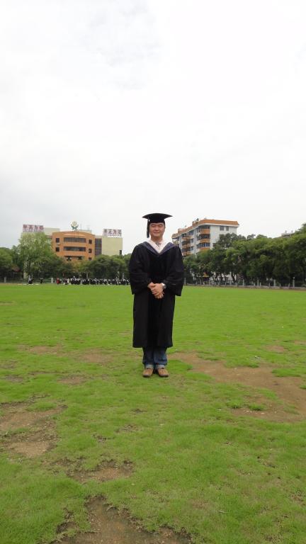 2010年6月,杨明诺大学本科毕业身穿学士服于学校东区操场