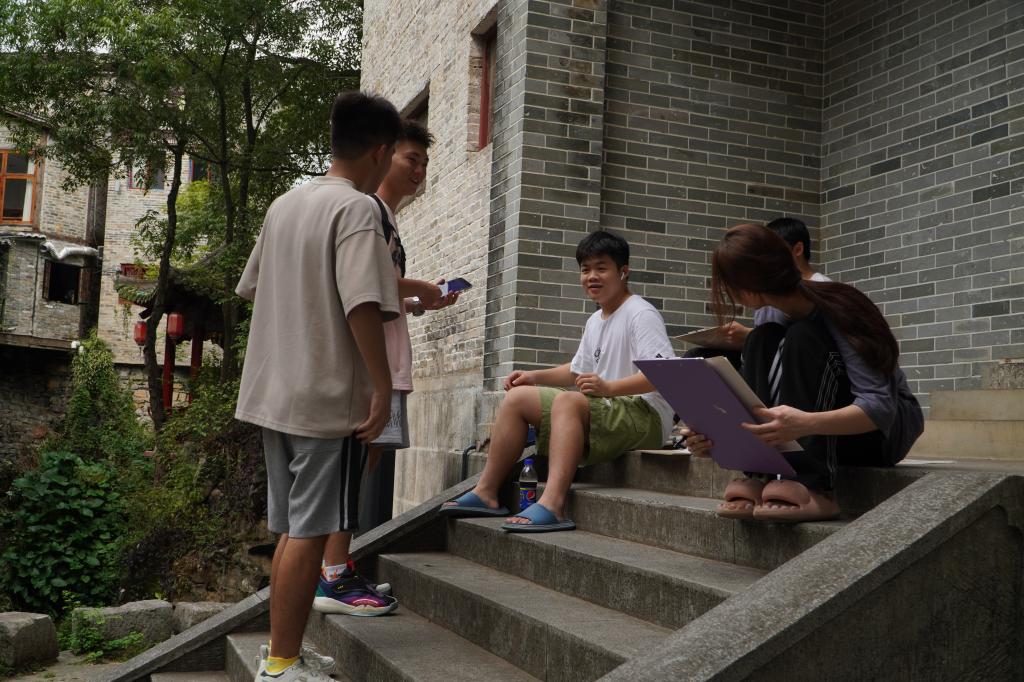 实践团成员讨论中