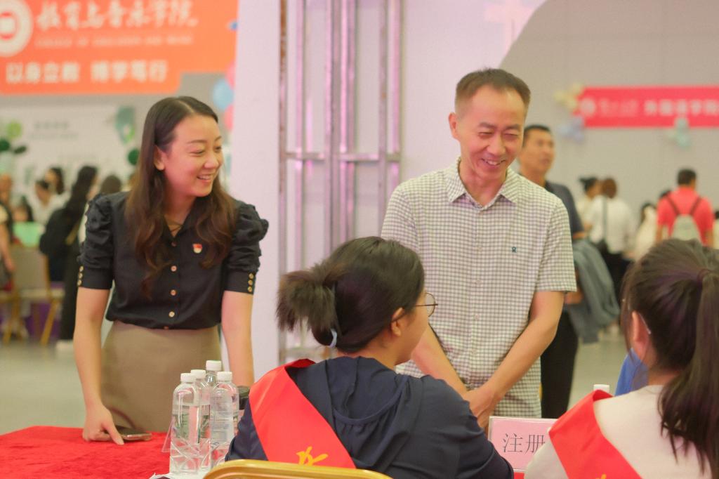公司领导亲切的与志愿者交流