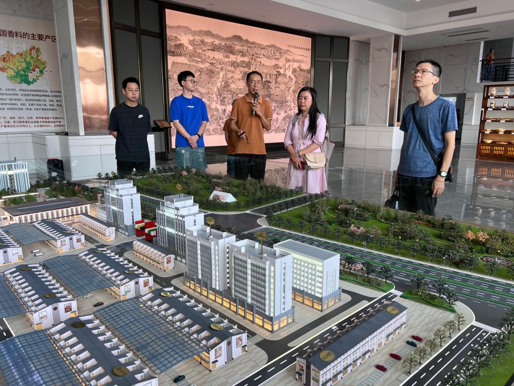 专家组实地评测玉林国际香料物流中心(右一为聂有兵副教授)