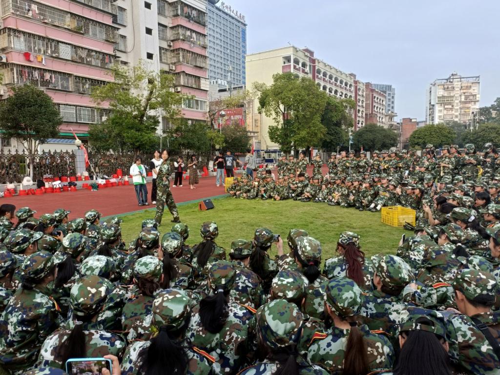 图为新生带来舞蹈