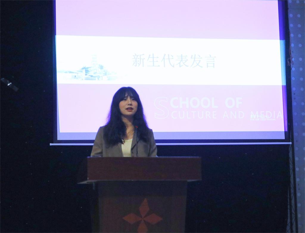图为新生代表发言