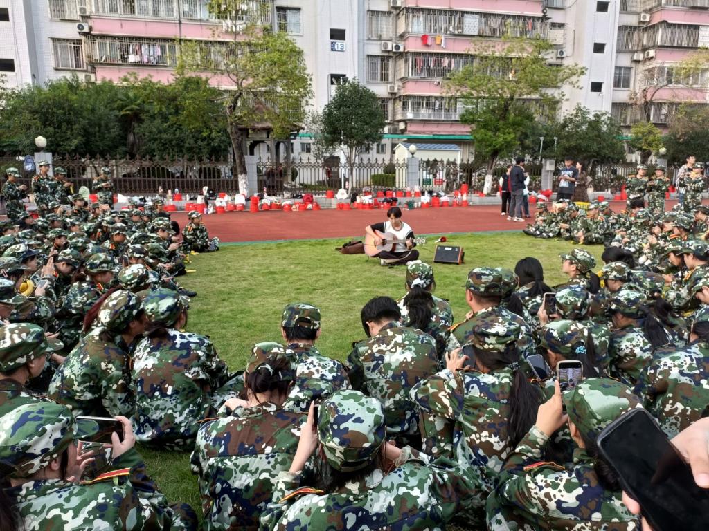 图为马玎瑞在吉他弹唱