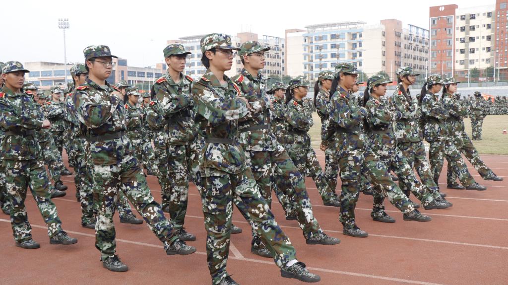 图为员工在踢正步