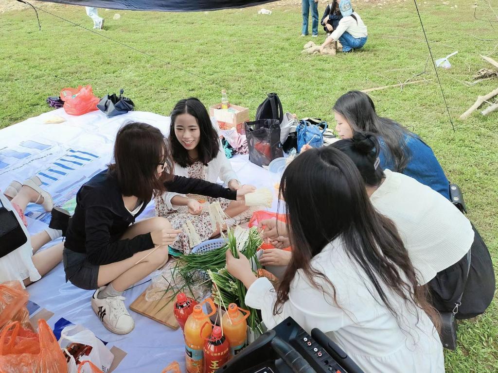 图1:同学们通力合作,一起整理食材
