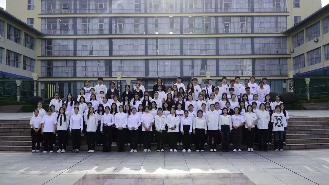 图为大会代表团合影