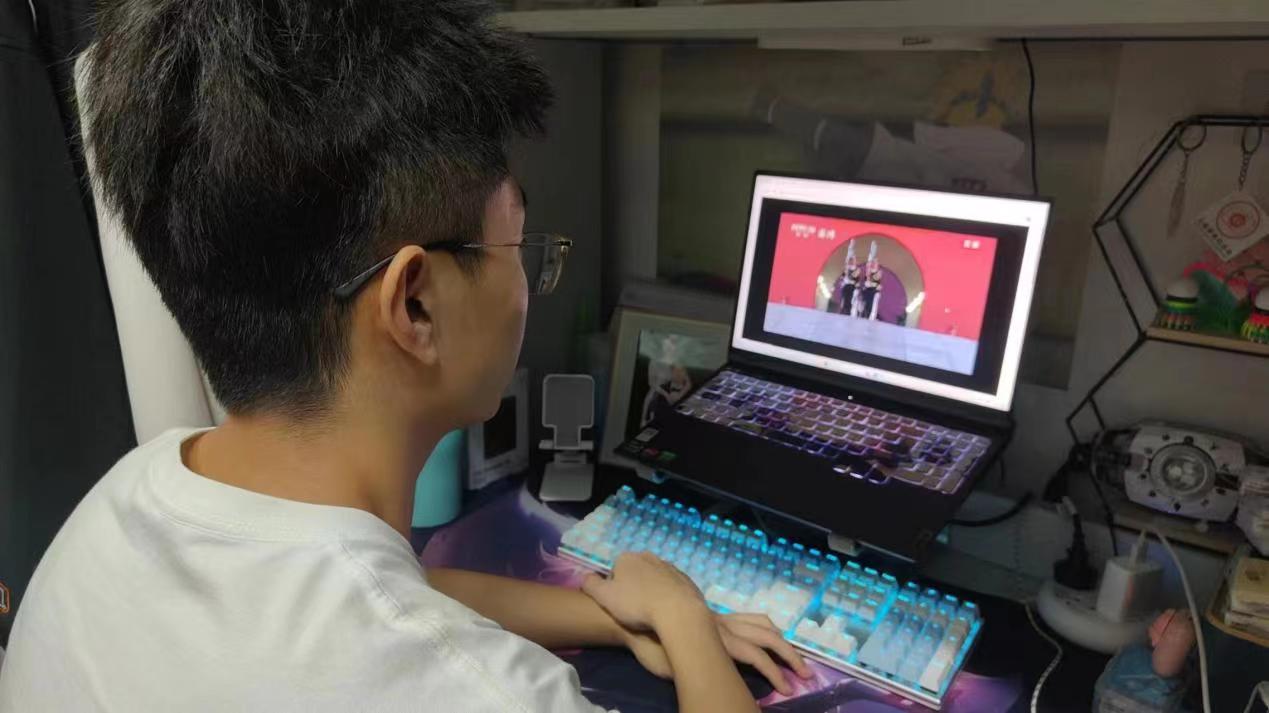 图为支部同志观看天安门升旗仪式的视频直播