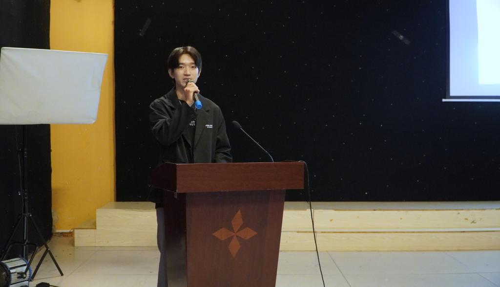 图为第三届艺术团团长姬怀民发言