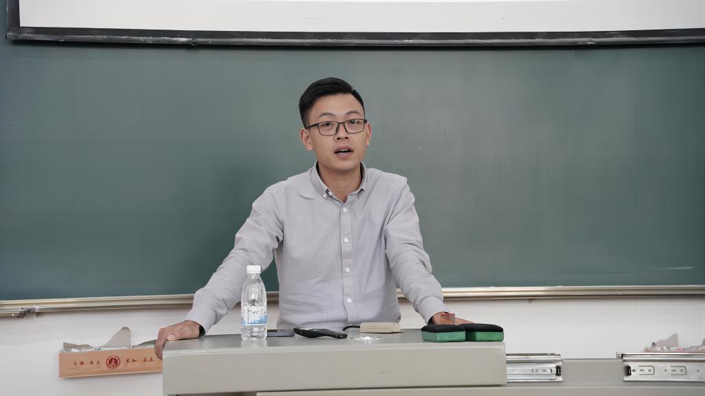 图为陆增粮副主任在讲解
